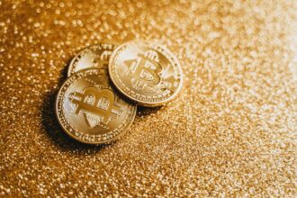 Gold Falters Under Macro Pressures, Bitcoin Holds Steady Amid Liquidity Trend